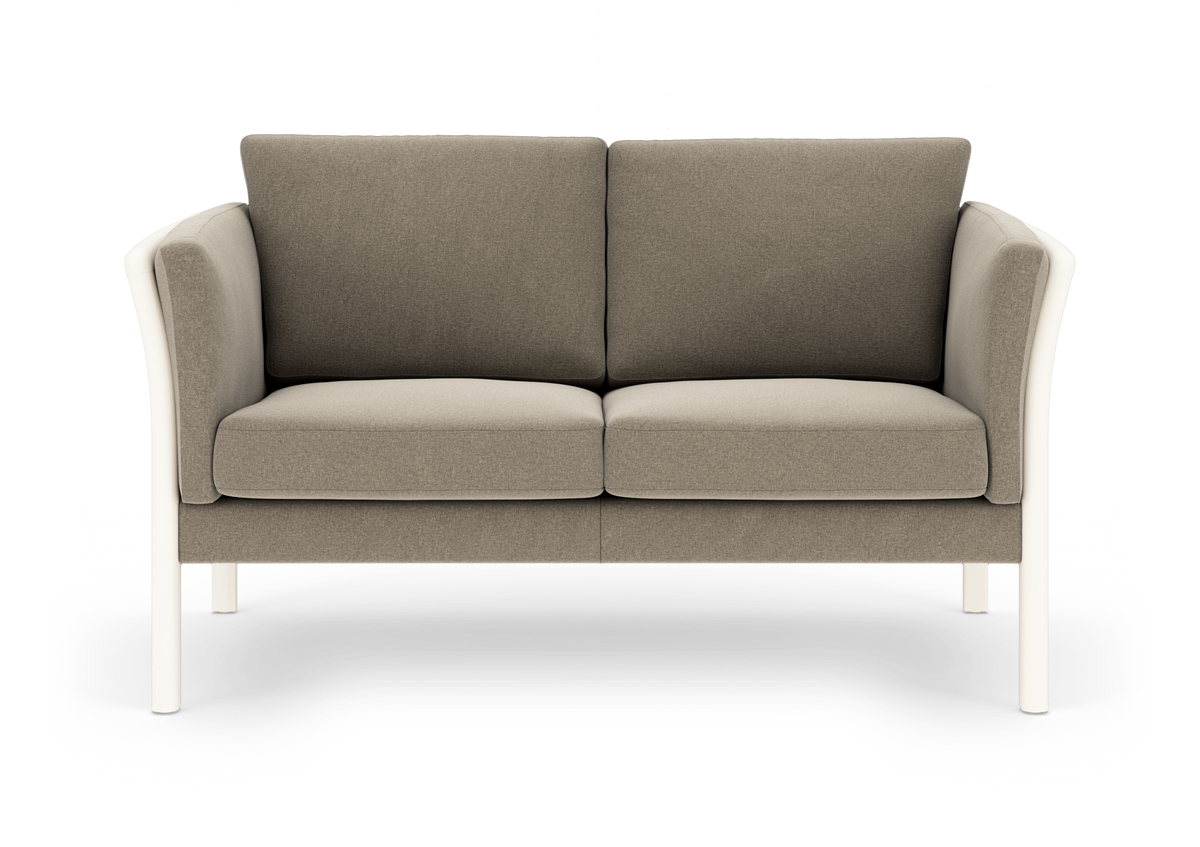 Tosæders sofa i beige stof med hvide ben, frilagt på hvid baggrund.