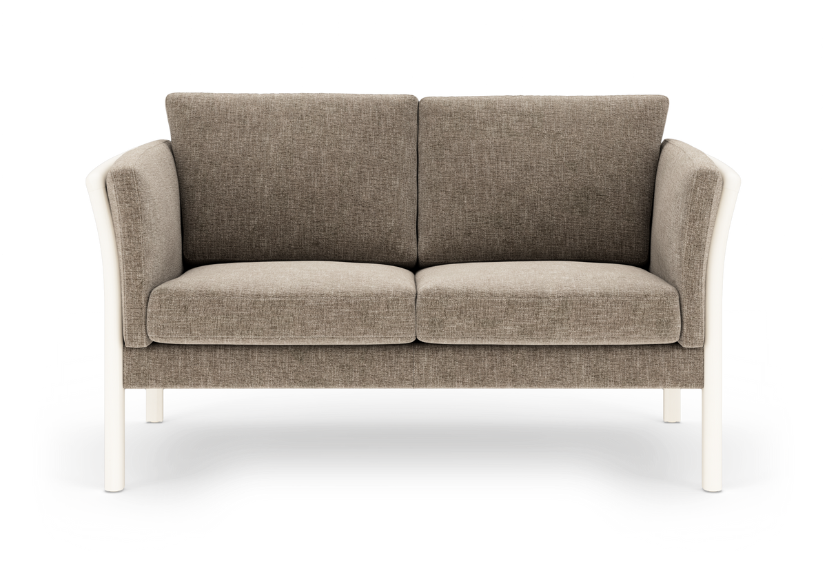 Beige 2-personers sofa med hvide ben, set forfra på hvid baggrund.