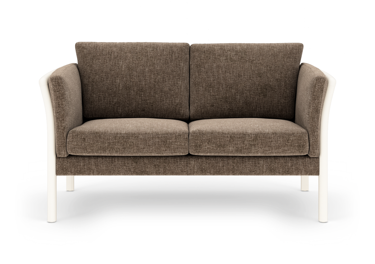 Brun 2-personers sofa med hvide ben, frontvisning på hvid studiebaggrund.