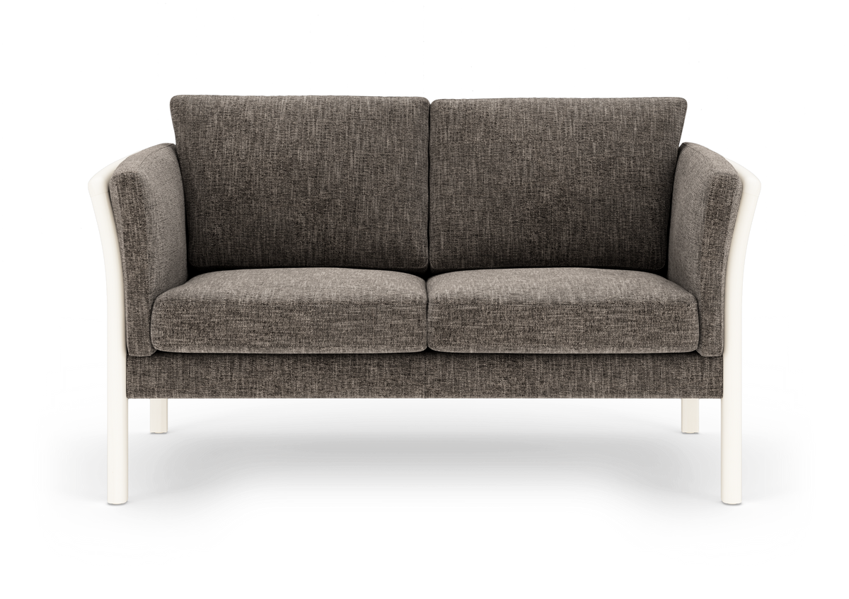 Tosæders sofa i gråt stof med hvide ben, set forfra på hvid baggrund.
