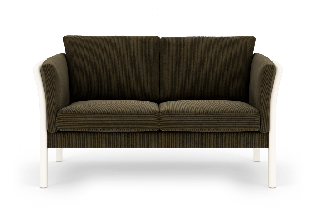 Mørkeolivgrøn 2-personers sofa i fløjl med hvid ramme og ben, set forfra på hvid baggrund.