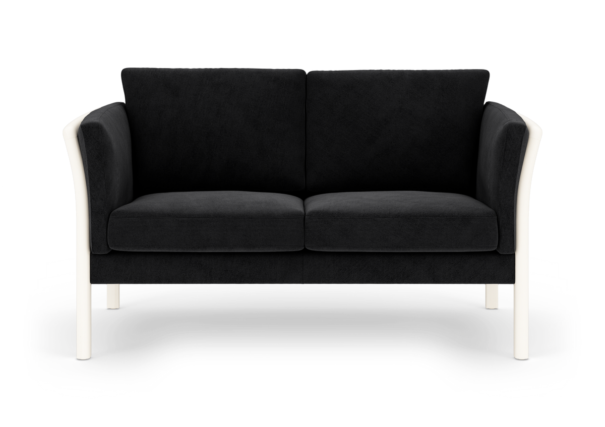 Sort 2-personers sofa med hvide ben, fritlagt på hvid baggrund.