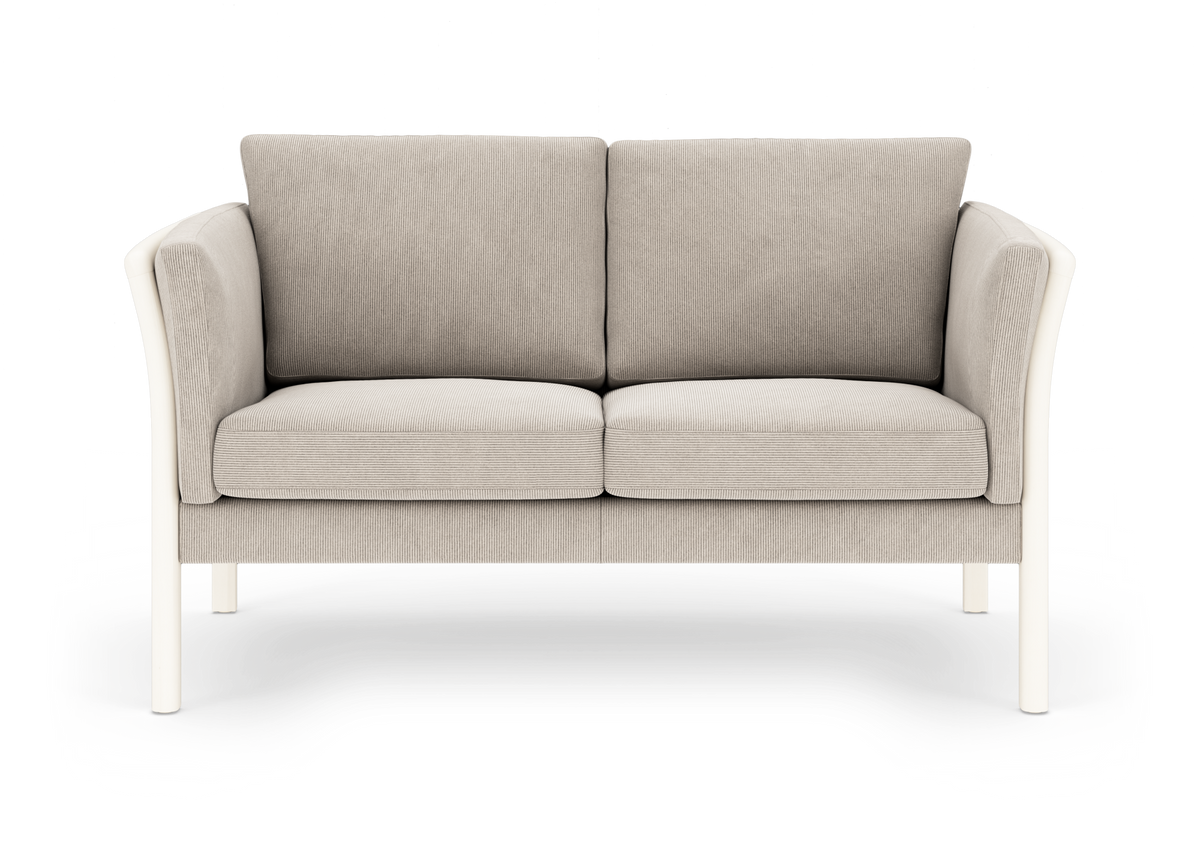 Beige 2-personers sofa med hvide ben, frontvisning på hvid baggrund.