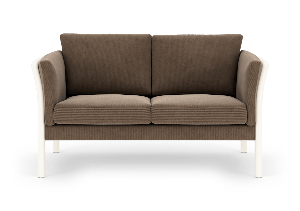 Brun to-personers sofa med hvide ben og afrundede armlæn, frilagt på hvid baggrund.