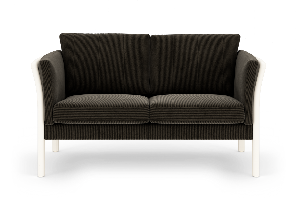 Mørkegrå 2-personers sofa med hvid ramme, frilagt på hvid baggrund.