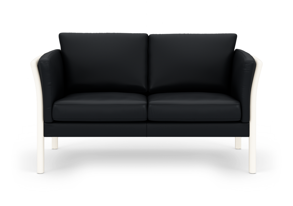 Sort 2-personers sofa med hvid ramme og ben, frilagt på hvid baggrund.