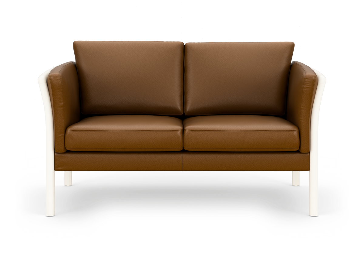Brun 2-personers lædersofa med hvid ramme og ben, set forfra på hvid baggrund.