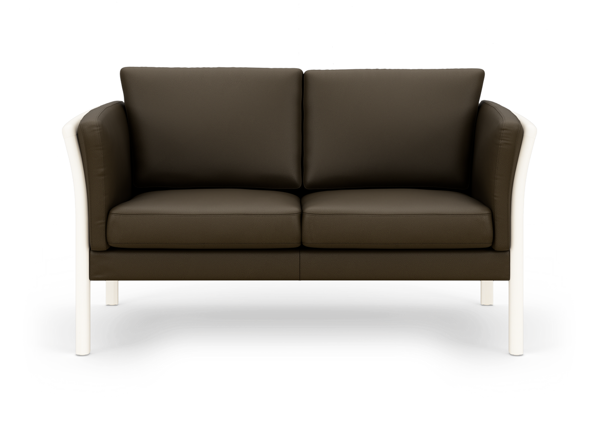 Brun 2-personers sofa med hvid ram og ben, set forfra på hvid baggrund.