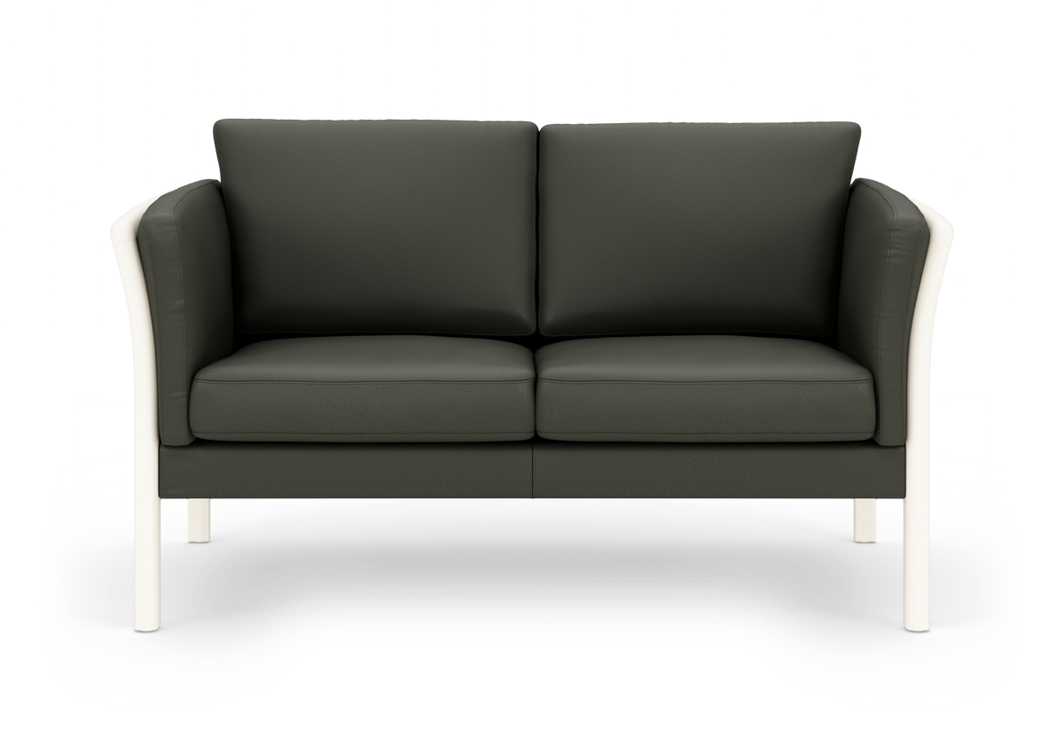 Mørkegrå tosæders sofa med hvide ben og afrundede armlæn, set forfra.
