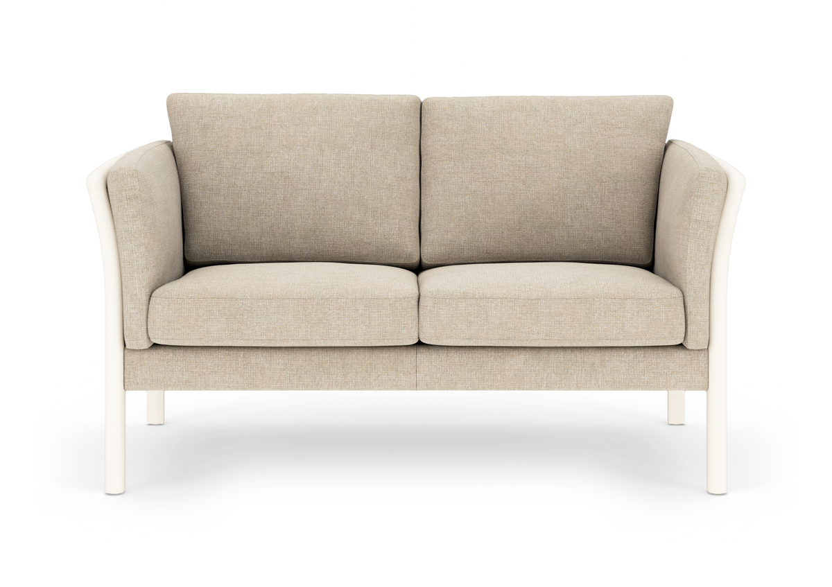 Beige 2-personers sofa med hvide ben og rundede armlæn, med polstrede ryg- og sædehynder.