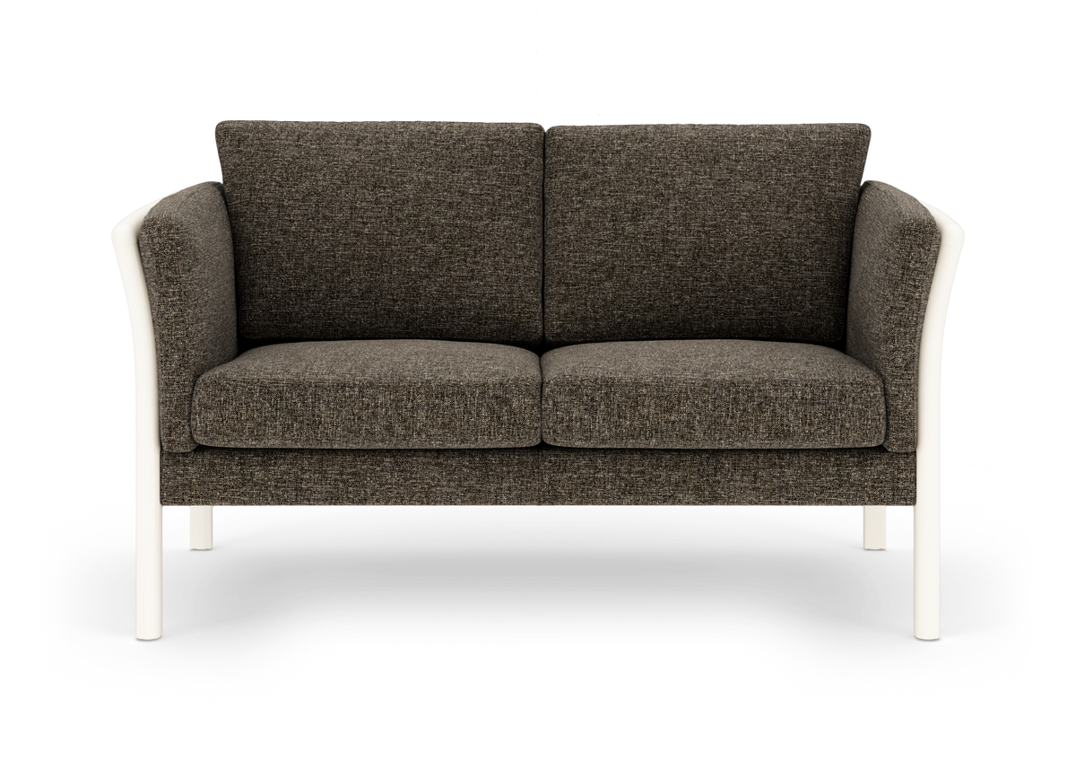 2-personers sofa i mørkegråt stof med hvide, rundede armlæn og ben, frilagt på hvid baggrund.