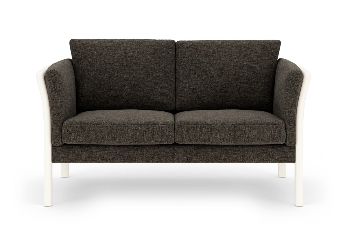Tosædet sofa med mørkegråt stof og hvid, afrundet ramme, frilagt på hvid baggrund.