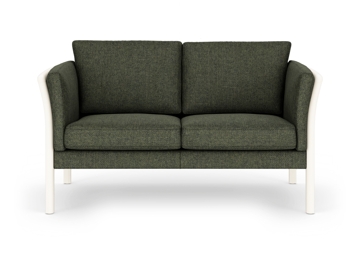 Mørkegrøn tosæders sofa med hvid ramme, frontvisning på hvid studiobaggrund.