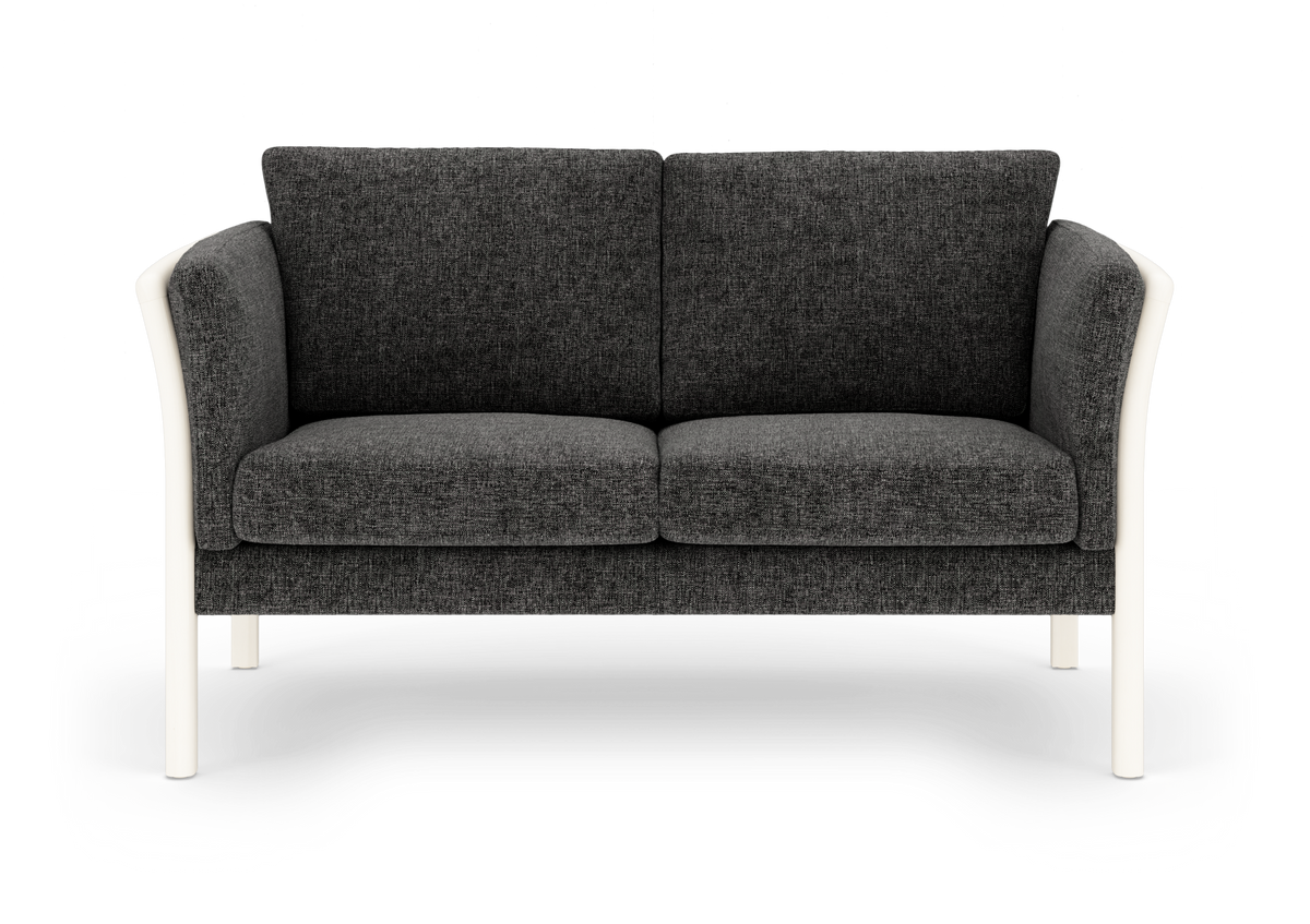 Mørkegrå to-personers sofa med hvide, afrundede armlæn og ben, frilagt på hvid baggrund.
