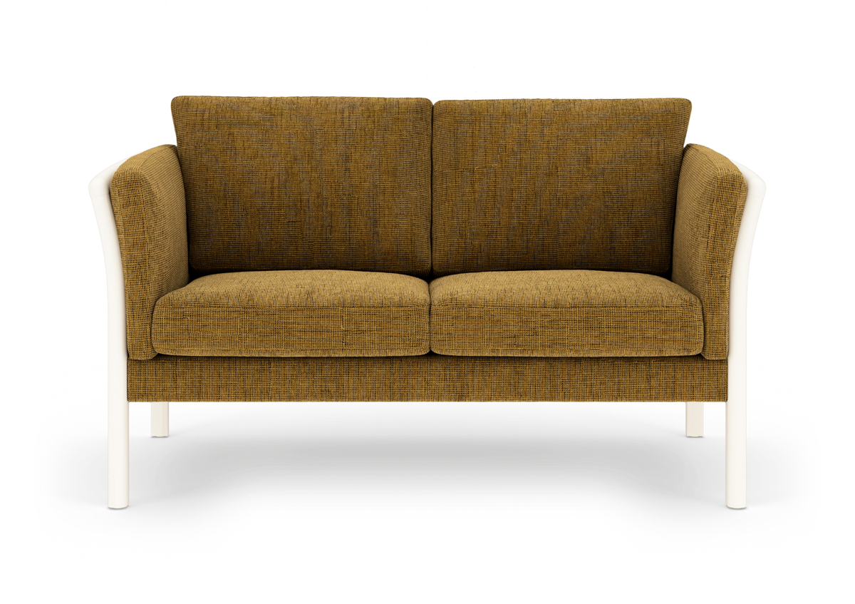 To-personers sofa i sennepsgul tekstil med hvide ben og afrundede armlæn, frilagt på hvid baggrund, frontvisning.