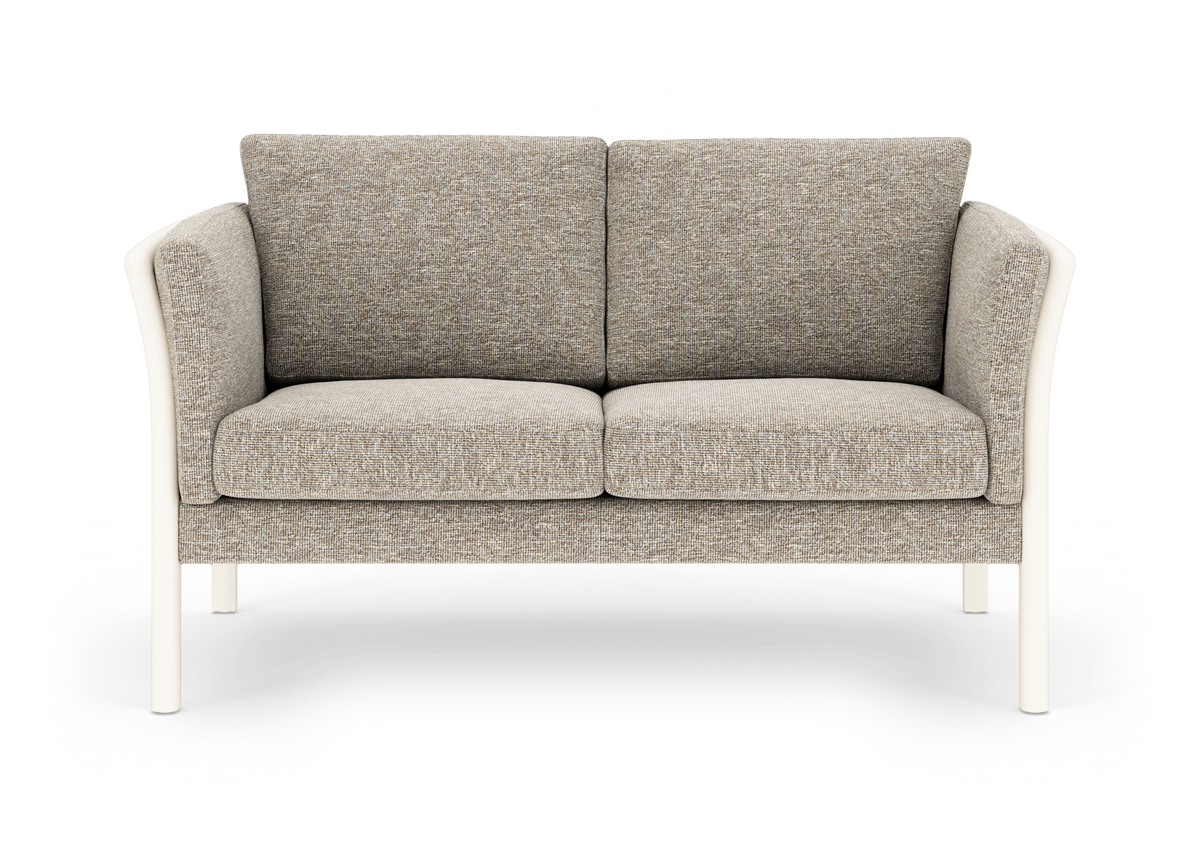 To-personers sofa i beigegråt tekstil med hvid, afrundet ramme og ben, fotograferet forfra på hvid baggrund.
