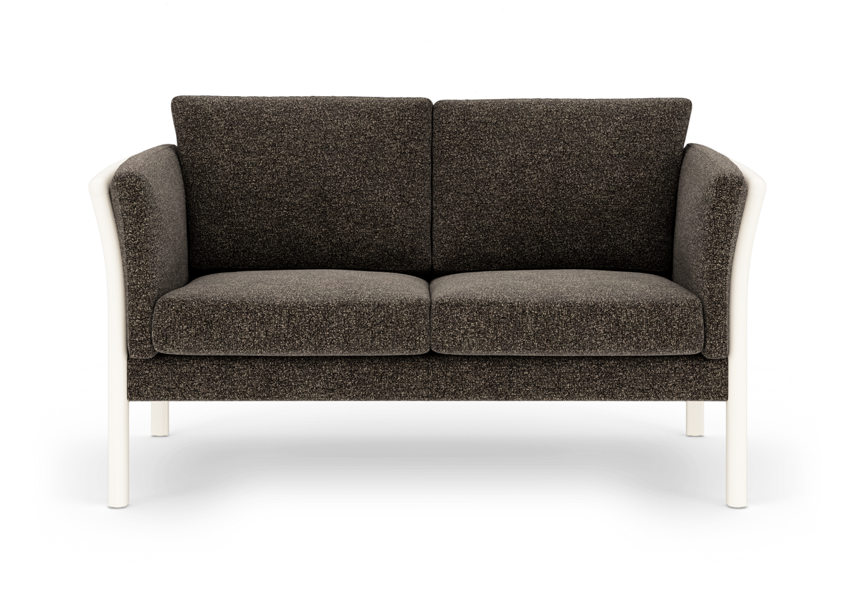 To-personers sofa i mørkegråt tekstil med hvide ben og afrundede armlæn, frilagt på hvid baggrund.
