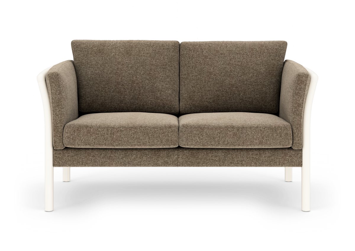 Brungrå 2-personers sofa med hvide ben og afrundede armlæn, frilagt på hvid baggrund.