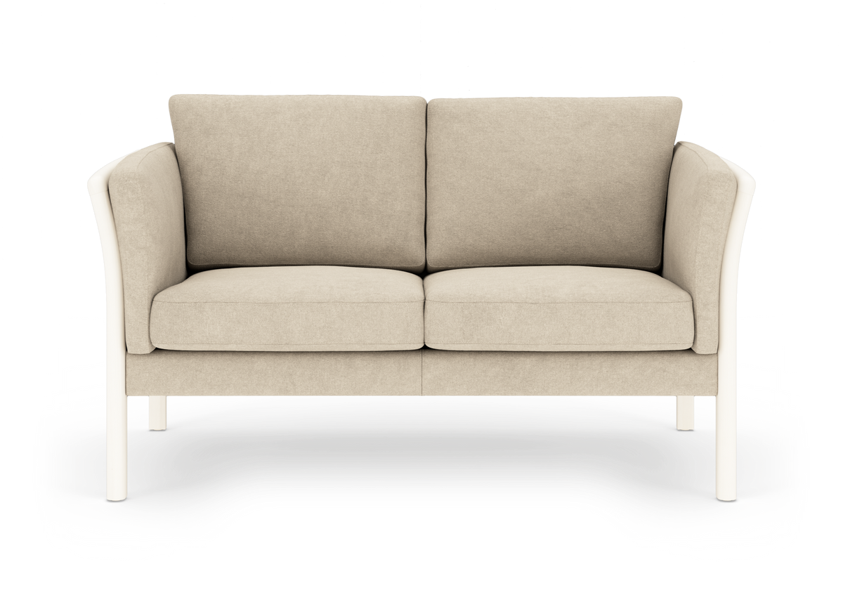 Beige 2-personers sofa med afrundede armlæn og hvide ben, frilagt på hvid baggrund.
