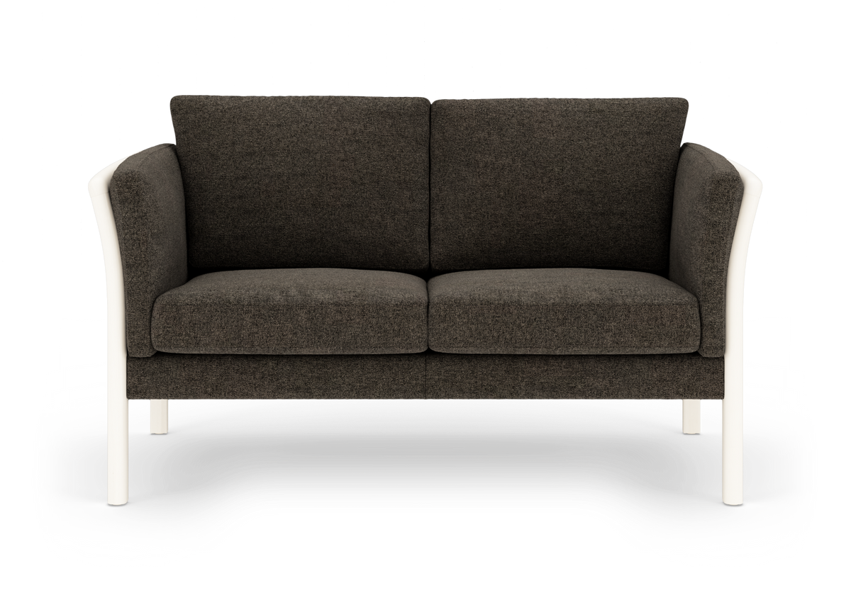 2-personers sofa i mørkegrå/brun tekstil med hvid ramme og ben, frilagt set forfra.
