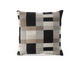 Pude med ternet mønster i sorte, beige og grå nuancer, frilagt på hvid baggrund.
