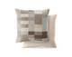 To pyntepuder i neutrale toner, en med ternet patchwork i beige og brun foran en ensfarvet, velourlignende pude.