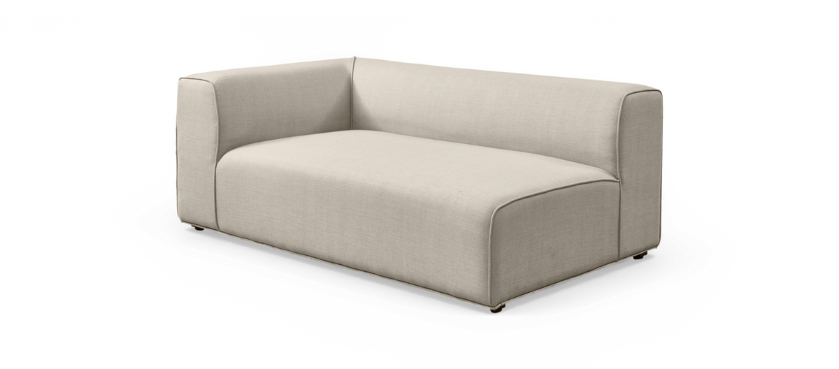 Beige modulsofa med ét armlæn i moderne design på hvid baggrund.