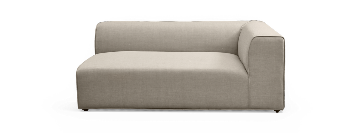 Beige modulsofa – venstrevendt chaiselong med højre armlæn i stof, frilagt mod sort baggrund.