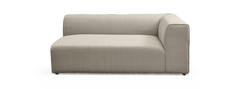 Beige modulsofa – venstrevendt chaiselong med højre armlæn i stof, frilagt mod sort baggrund.