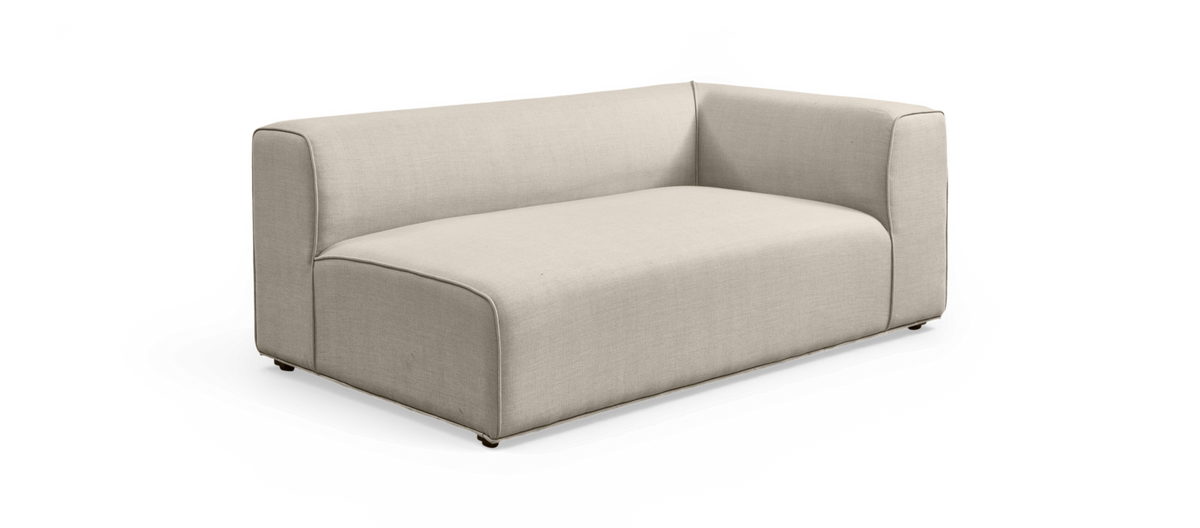 Beige moderne to-personers sofa i stof, fritlagt produktfoto i skrå frontvinkel.