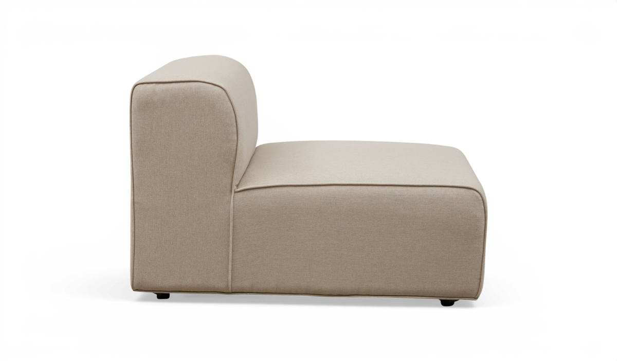 Sidevisning af en beige modulsofa-del med lav ryglæn i stof på hvid baggrund.