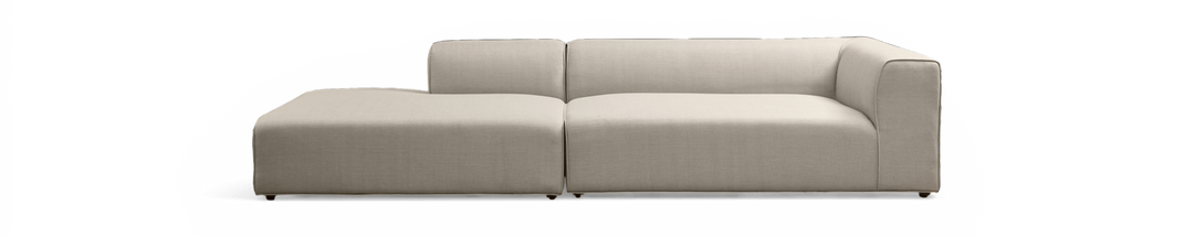 Beige moderne modulsofa med venstrevendt chaiselong, frilagt mod sort baggrund.