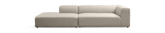 Beige moderne modulsofa med venstrevendt chaiselong, frilagt mod sort baggrund.
