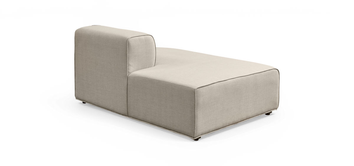 Beige modulær chaiselong med venstre armlæn i stof, minimalistisk design.