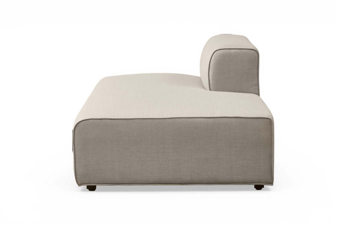 Sidevisning af modulær chaiselong med ryglæn i højre side i lys beige tekstil på hvid baggrund.