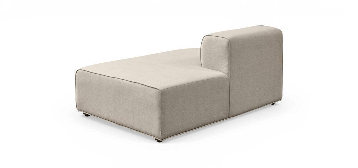 Beige modulsofa, chaiselong-del med højre armlæn på hvid baggrund.