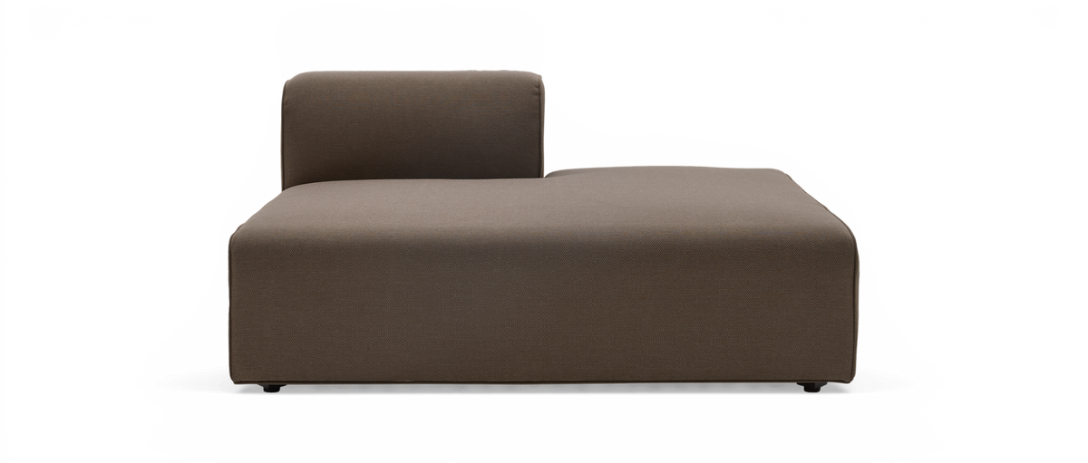 Brun modulær chaiselong/sofa-modul med lavt ryglæn på venstre side, frontview på hvid baggrund.