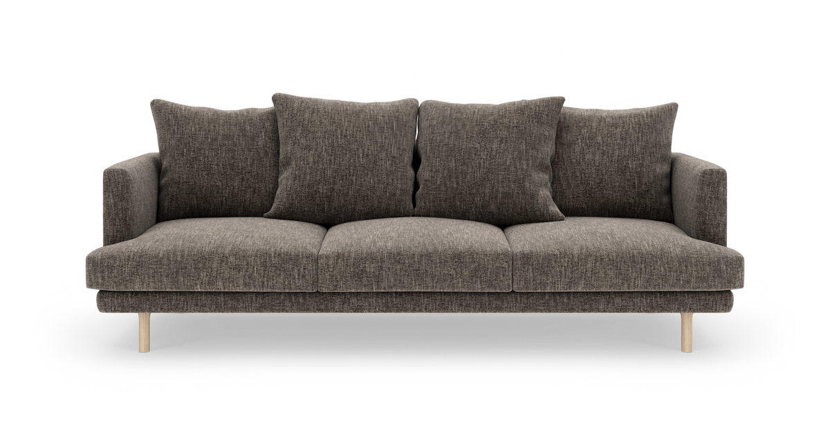 Mørkegrå 3‑personers sofa med fire løse ryghynder og lyse træben, frilagt på hvid baggrund.