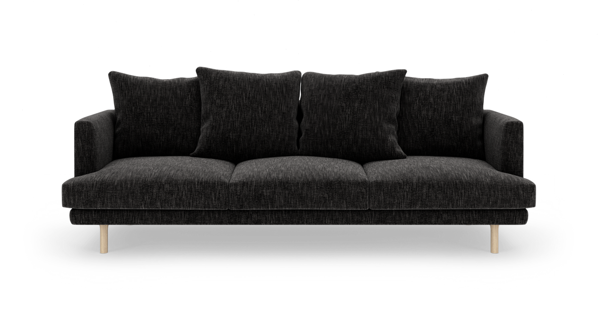 Sort tresæders sofa med fire ryghynder og lyse træben, fotograferet lige forfra på hvid baggrund.