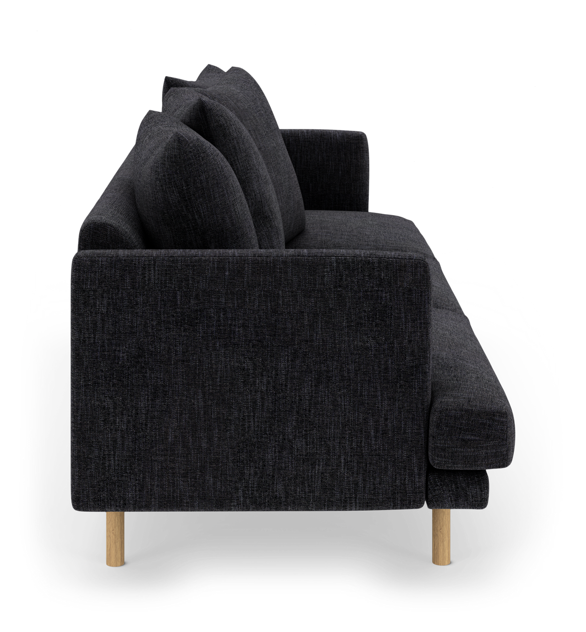 Sideview af mørkegrå stofsofa med chaiselong og lyse træben, frilagt på hvid baggrund.