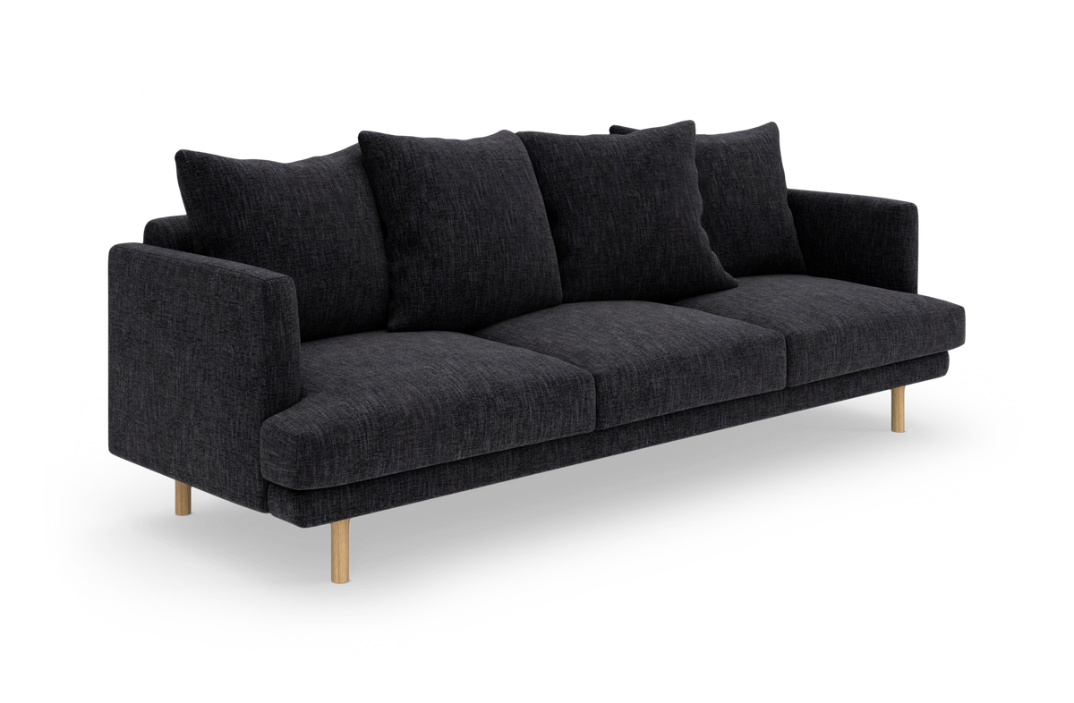 Mørkegrå stofsofa med tre sædehynder, fire ryghynder og lyse træben, frilagt på hvid baggrund.