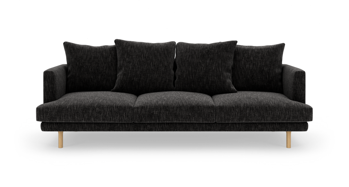 Sort tresæders stofsofa med træben set forfra på hvid studiobaggrund.