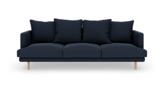 Mørkeblå tresæders sofa med fire store ryghynder og træben, fotograferet forfra på hvid baggrund.