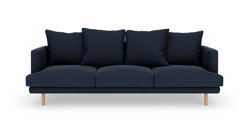 Mørkeblå tresæders sofa med fire store ryghynder og træben, fotograferet forfra på hvid baggrund._ps