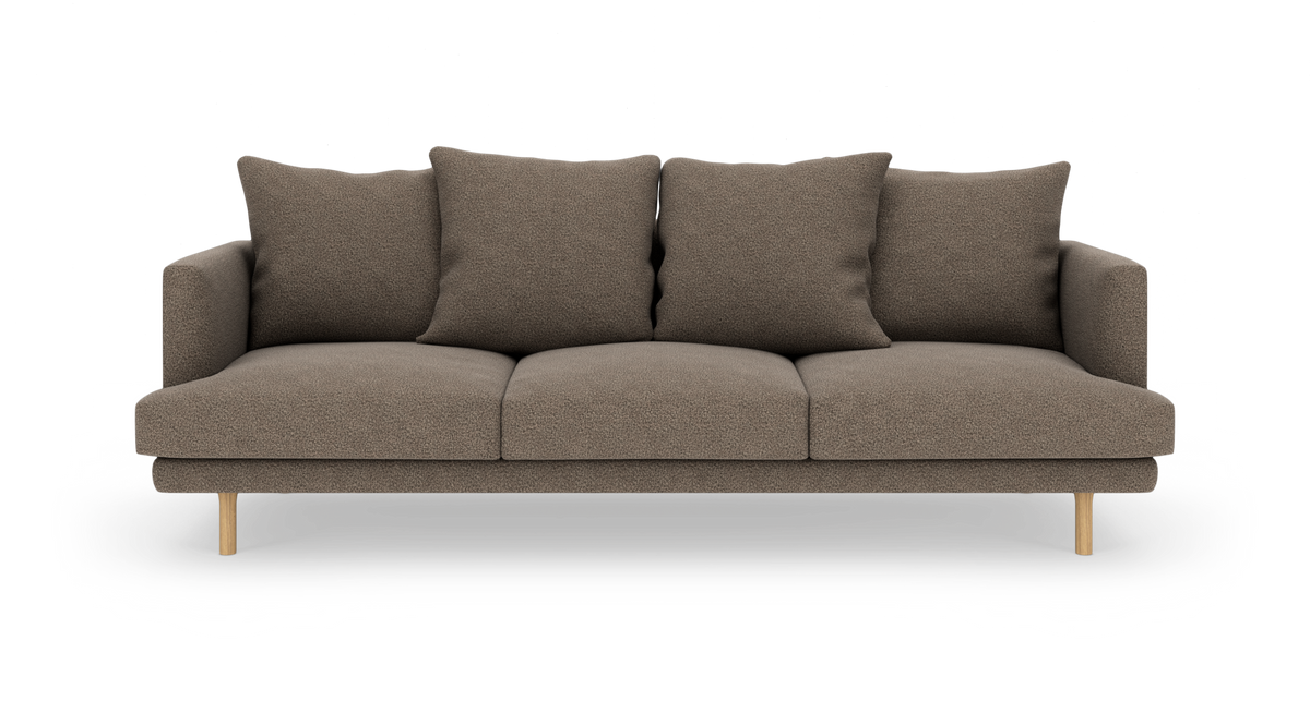 Brun trepersoners sofa med fire løse ryghynder og lyse træben, frilagt mod hvid baggrund.