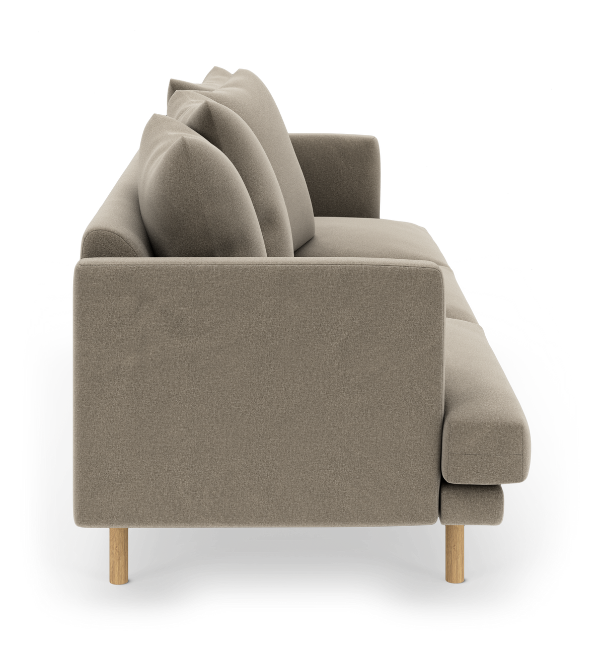 Beige sofa i sideprofil med træben og store puder.