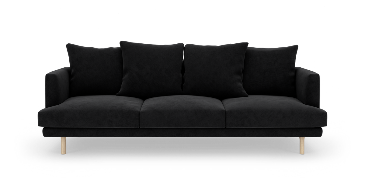 Sort tresæders sofa med fire store ryghynder og lyse træben, set direkte forfra.