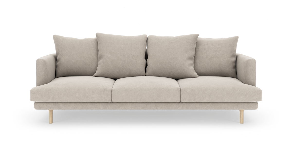 Beige 3-personers sofa med fire rygpuder, lige armlæn og lyse træben, frilagt på hvid baggrund.