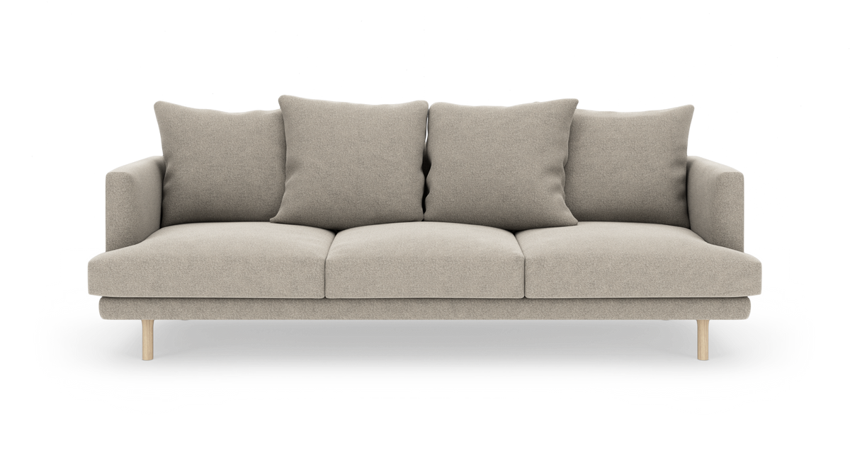 Beige tresædet sofa med fire løse ryghynder og træben, produktfoto forfra.