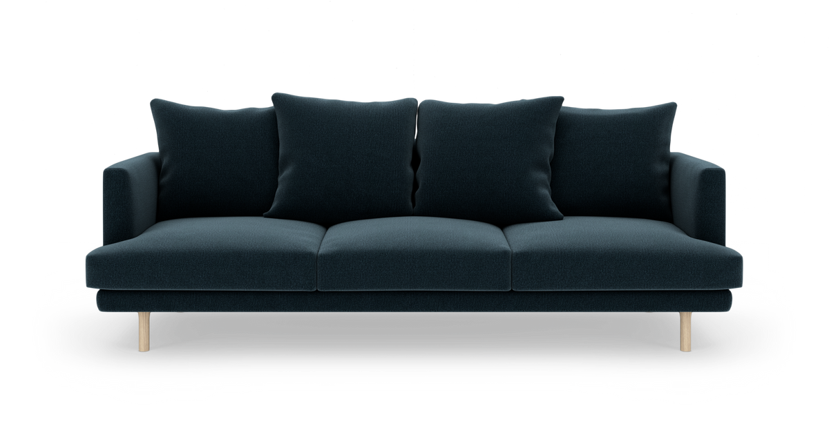 Mørkeblå tresæders sofa i stof med lyse træben, frilagt på hvid baggrund, frontvisning.